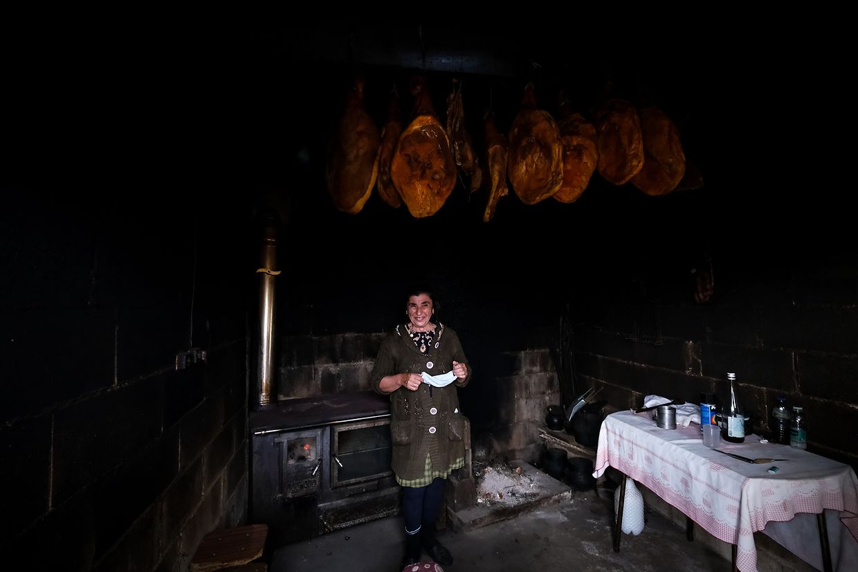  Maria de Jesus guarda os salpicões num armazém onde por vezes cozinha. 