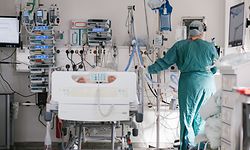 20.04.2021, Niedersachsen, Braunschweig: Eine Intensivpflegerin versorgt auf der Intensivstation am Klinikum Braunschweig einen an Covid-19 erkrankten Patienten. Die Corona-Infektionszahlen steigen - und auch auf den Intensivstationen des Landes müssen wieder mehr Patienten behandelt werden. Die Verantwortlichen sehen eine ernste Lage, rechnen aktuell aber nicht mit einer Überlastung des Systems. (zu dpa "Ministerium: Lage auf Intensivstationen «ernst, aber beherrschbar») Foto: Ole Spata/dpa +++ dpa-Bildfunk +++