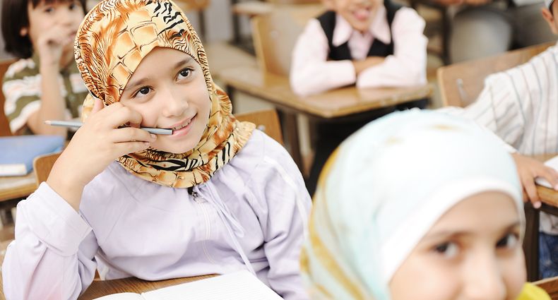 Kind Schule Schüler Muslim Türkei Kopftuch Arabe (Shutterstock)
