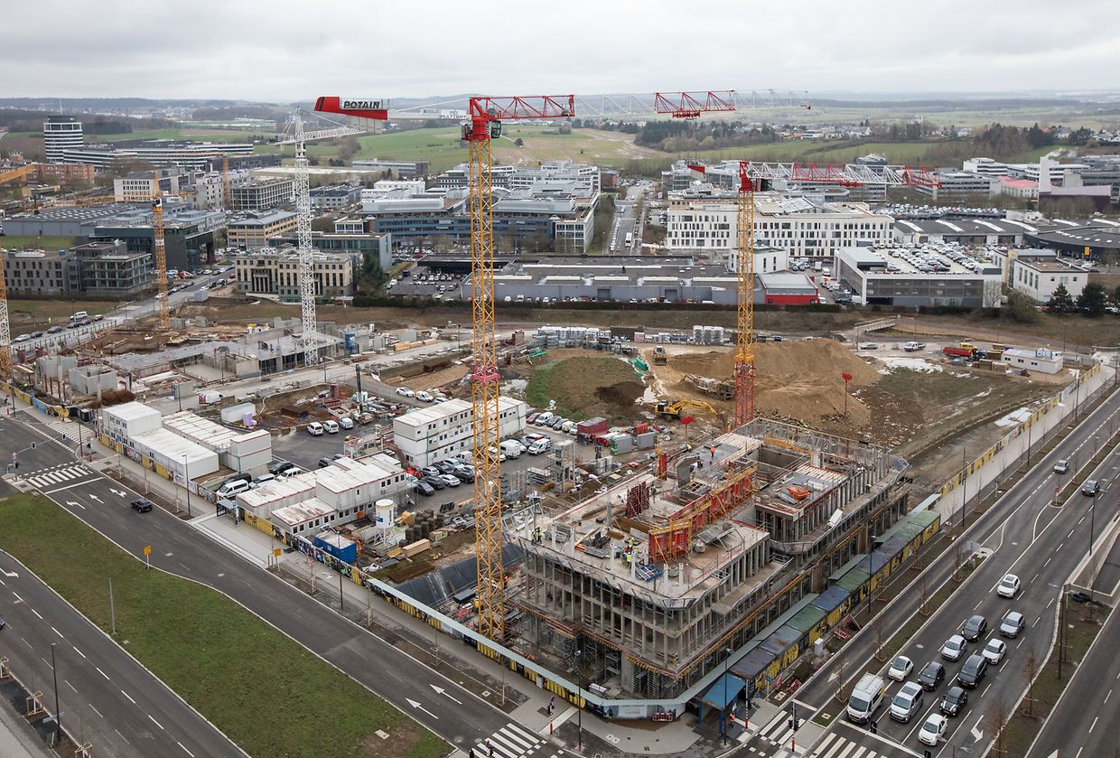 Le siège de la banque italienne Intesa SanPaolo est en cours de construction (premier plan).