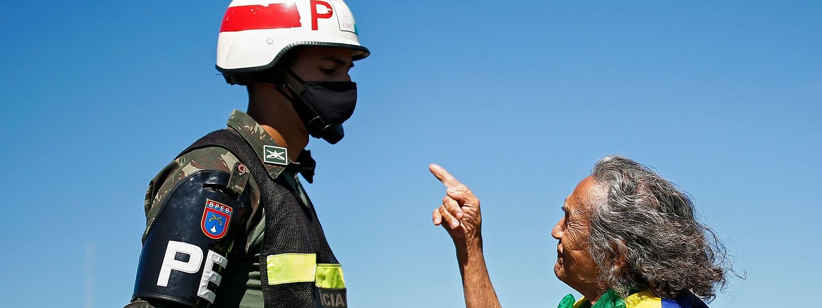 Ein Unterstützer von Präsident Jair Bolsonaro diskutiert mit einem Soldaten.