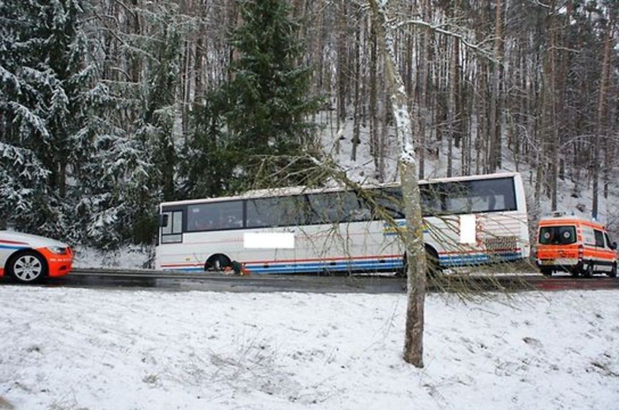 Um autocarro despistou-se entre Tuntange e Bruch e embateu contra uma árvore