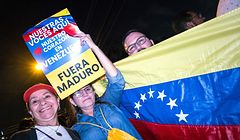 Un résident vénézuélien au Cosata Rica brandit une pancarte sur laquelle est inscrit: "Nos voix ici, notre coeur au Vénézuela. Maduro, dehors!"
Des habitants se sont rassemblés devant la demeure du président du Costa Rica, lauréat du Prix Nobel Oscar Arias, afin de le remercier pour sa position anti Maduro. 