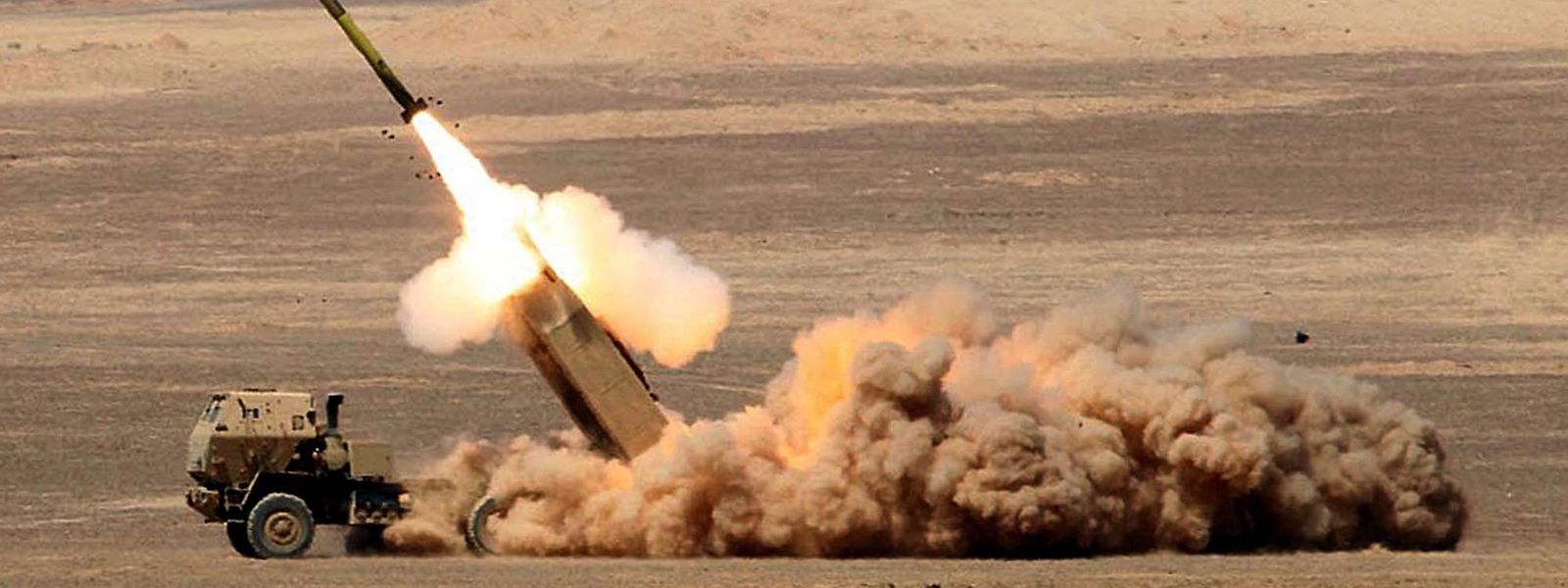 Ein US-Raketenwerfer HIMARS (High Mobility Artillery Rocket System) beim Abschuss einer Rakete während einer Militärübung.