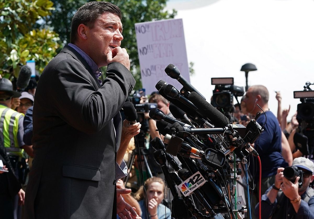 Jason Kessler, einer der Organisatoren der "Unite the Right"-Versammlung versucht in Charlottesville zu sprechen. 