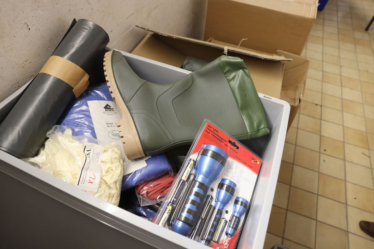 Dans des "boîtes d'urgence" sont stockés des bottes en caoutchouc, des lampes de poche et d'autres objets qui peuvent être utilisés rapidement en cas d'infiltration d'eau. 