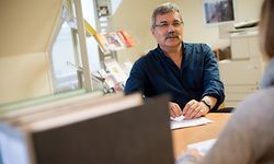 Richard Marx berät und orientiert im „Service local de l'emploi“ in Düdlingen Arbeitssuchende. 