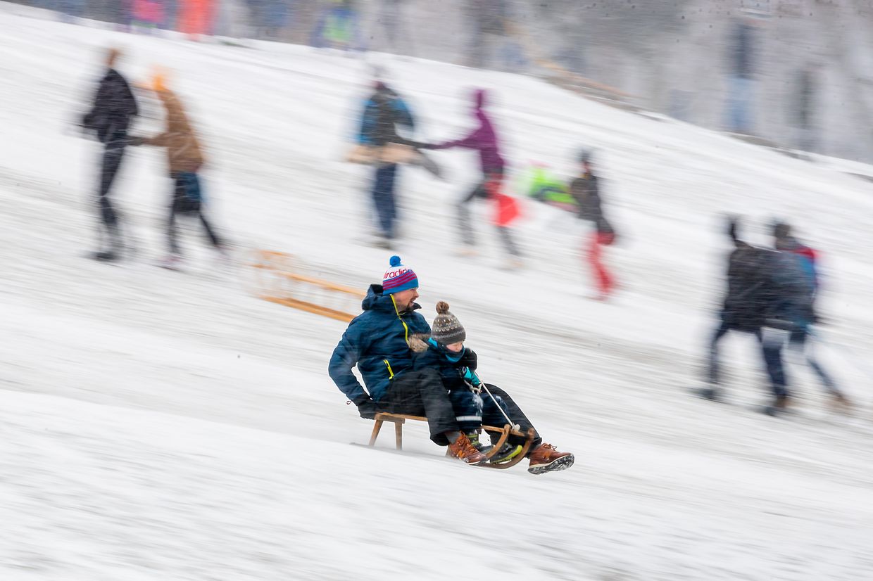 Das Winterwetter hat den Norden und die Mitte Deutschlands fest im Griff. Schnee und Eis sorgen für massive Verkehrsprobleme, manche haben aber auch ihren Spaß daran.