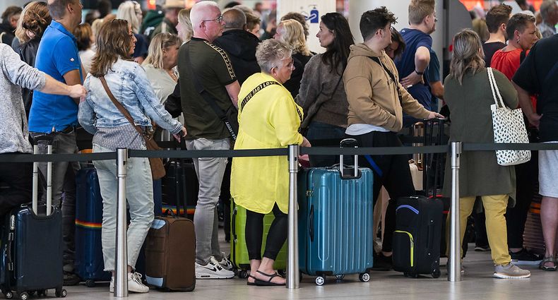 Niederlande, Schiphol: Reisende stehen in der Abflughalle des Flughafens Schiphol Schlange. Am niederländischen Flughafen ist Chaos in diesem Sommer fast Alltag. 
