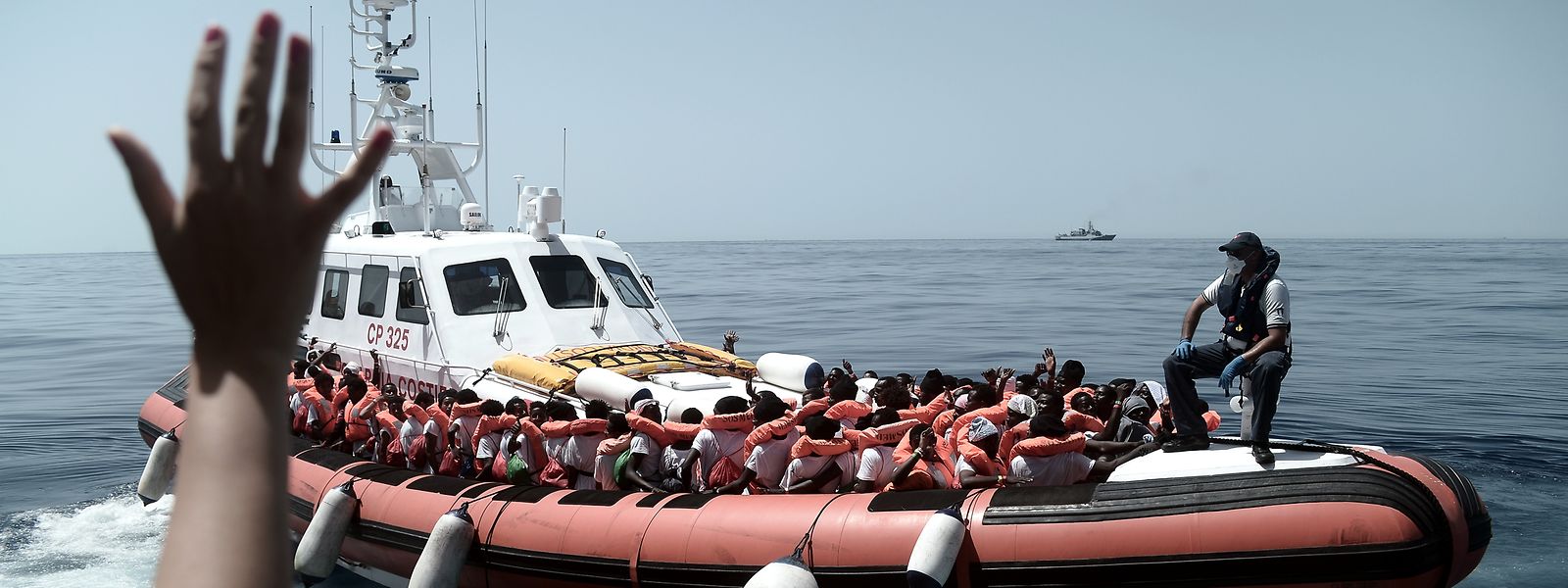 Flüchtlinge an Bord eines Schiffs der italienischen Küstenwache, nachdem sie das Rettungsschiff Aquarius verlassen haben. 