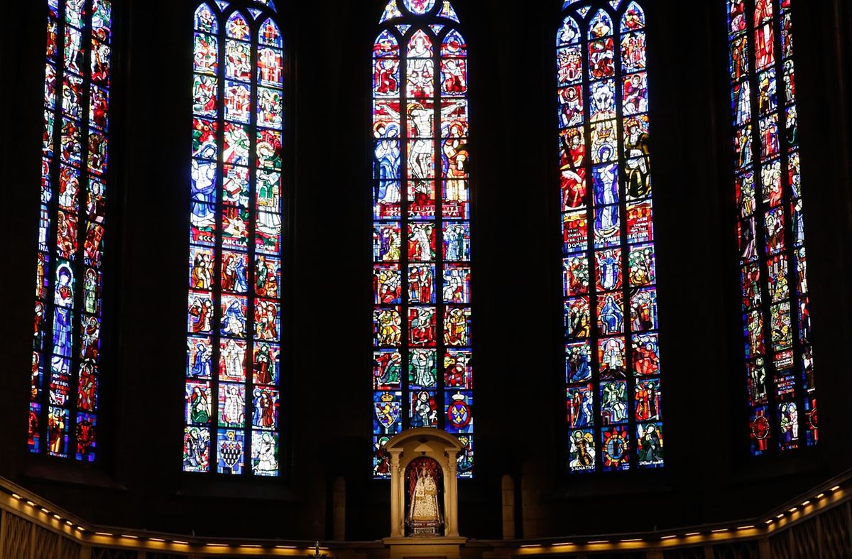 Der Blick fällt aber auch auf die farbigen Fenster am anderen Ende der Kirche. 