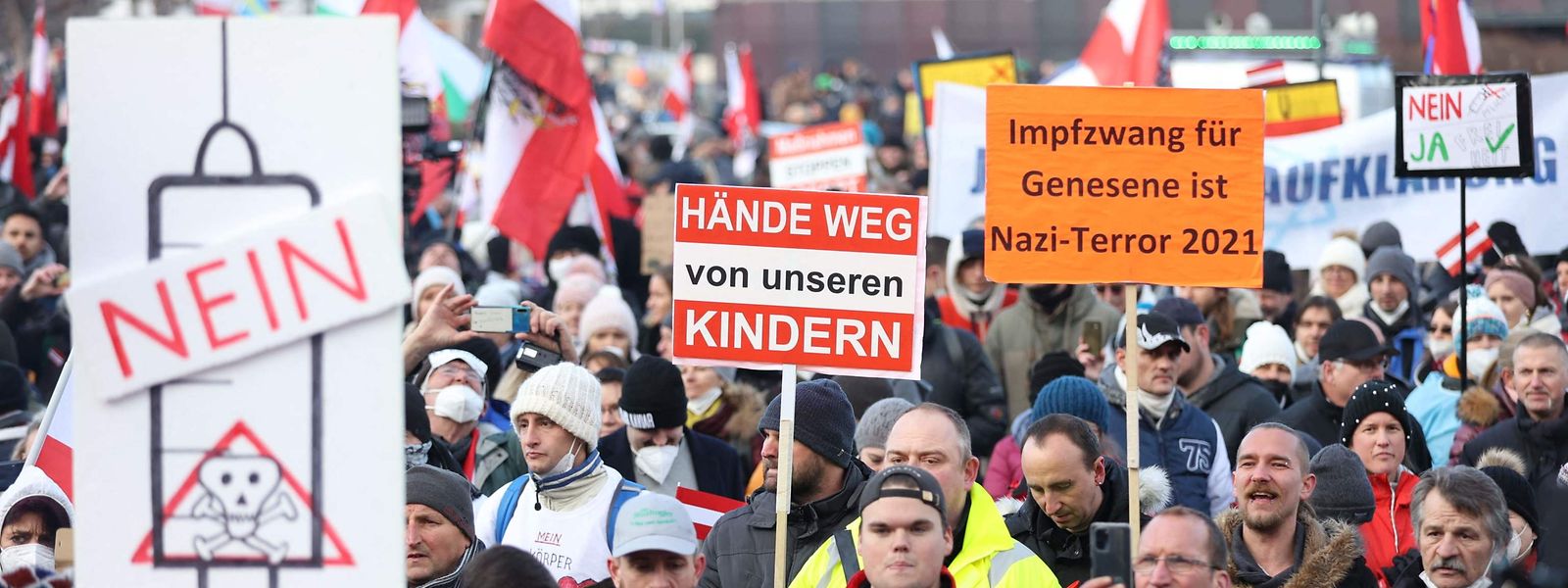 Muitos austríacos estão em pé de guerra contra o texto e manifestam-se quase todos os fins de semana na rua às dezenas de milhares.