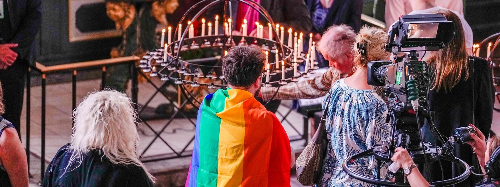Des personnes en deuil allument des bougies lors d'un service de deuil dans la cathédrale d'Oslo au lendemain de la fusillade.