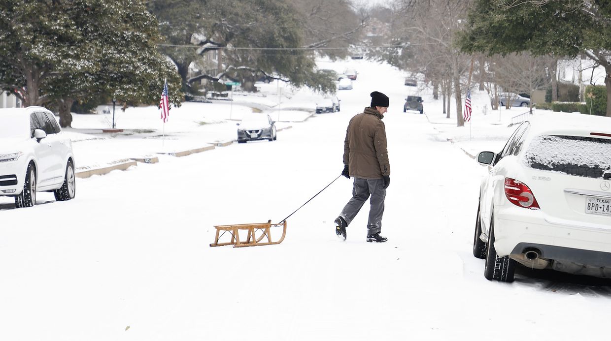 Vaga de frio sem precedentes está a paralisar o Texas. População está há vários dias sem energia e aquecimento.