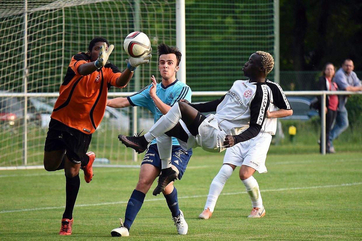 Äischdall (D1) - Merl (D2) 2-5. Dritro Kelmendi (Äischdall), Wilfried Joaozinho et le gardien Leonel
 Fernandes (Merl).