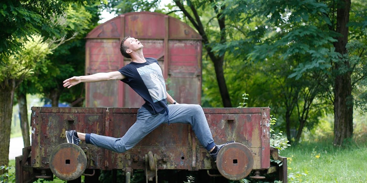 Le danseur Ivan Strelkin sur le wagon abandonné