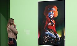 Cindy Sherman lichtet sich am liebsten selbst ab - und entblößt die Stereotypen unseres Alltags.