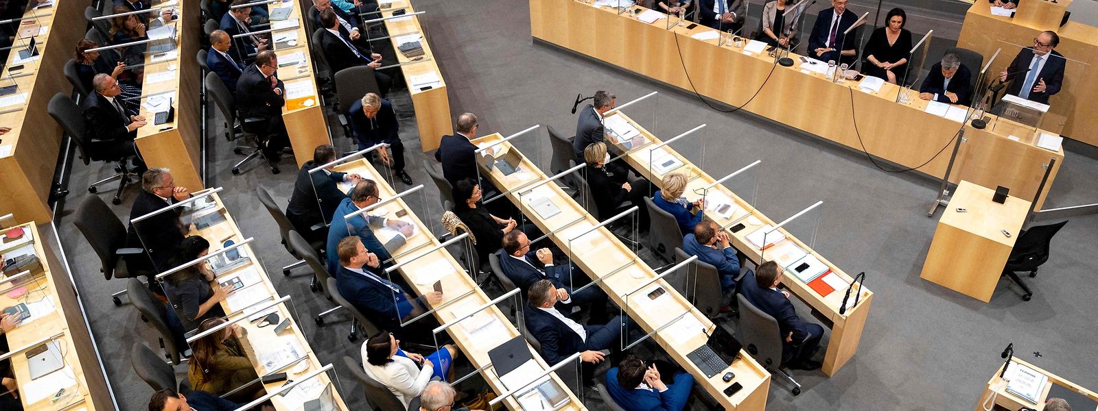 Austria's new Chancellor Alexander Schallenberg (top, R) delivers a speech during an extraordinary session at the Nationalrat parliament in Vienna on October 12, 2021. (Photo by JOE KLAMAR / AFP)