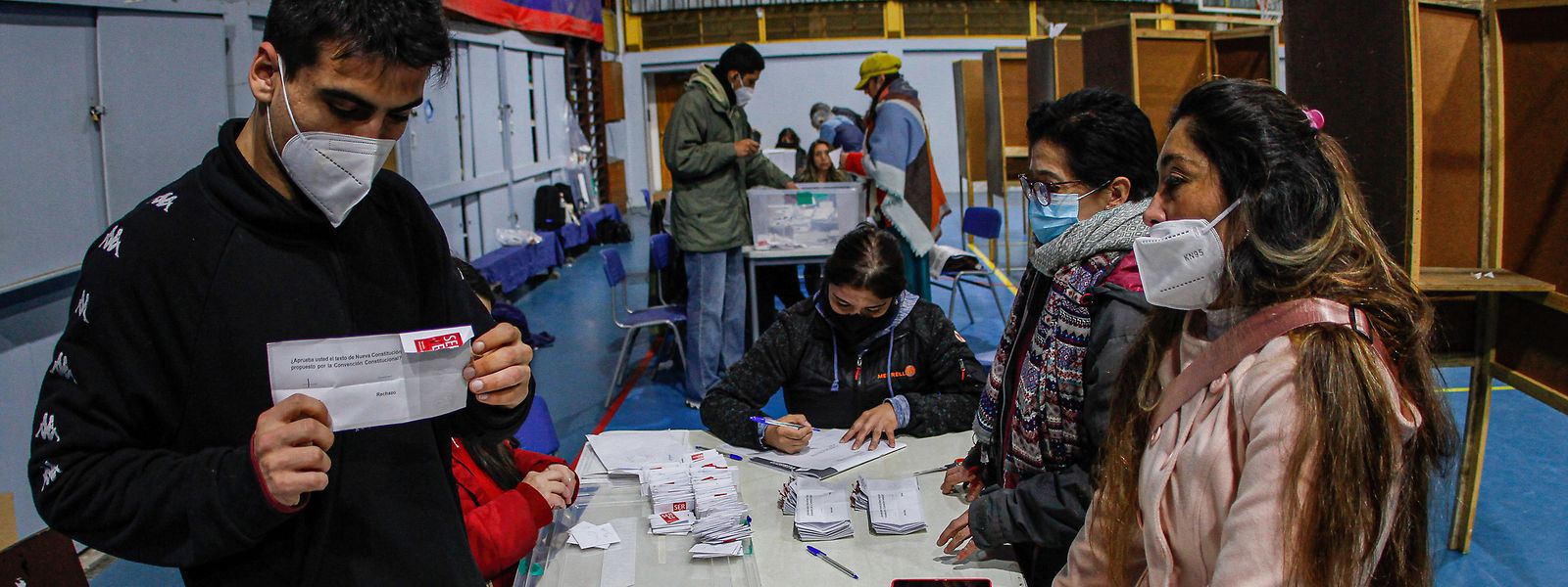 Ein Wahlhelfer zeigt eine ablehnende Stimme bei der Volksabstimmung über die neue Verfassung von Chile.
