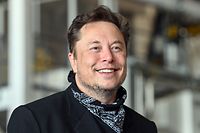 ARCHIV - 13.08.2021, Brandenburg, Grünheide: Elon Musk, Tesla-Chef, steht bei einem Pressetermin in der Gießerei der Tesla Gigafactory.  (zu dpa "Tesla-Chef verkauft weiteres großes Aktienpaket") Foto: Patrick Pleul/dpa-Zentralbild/dpa +++ dpa-Bildfunk +++