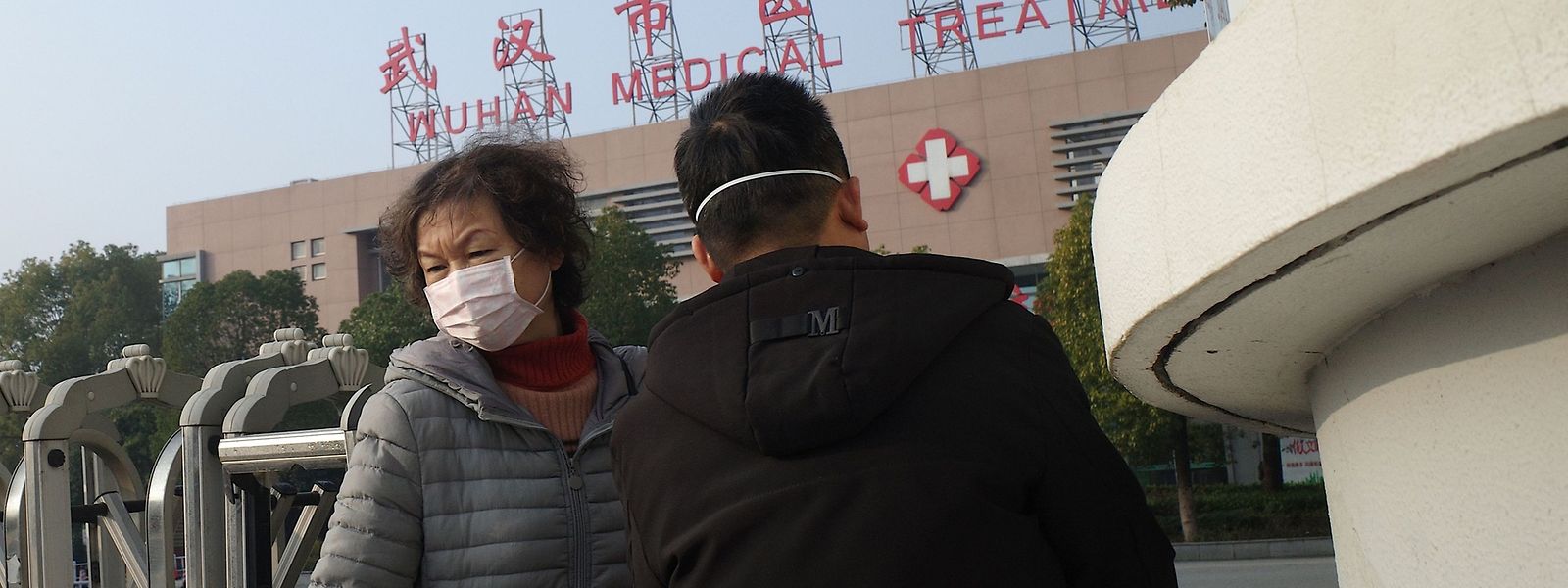 Eine Frau verlässt das Wuhan Medical Treatment Centre in China, wo ein Mann, der an dem neuartigen Virus erkrankt war, starb.