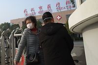 Eine Frau verlässt das Wuhan Medical Treatment Centre in China, wo ein Mann, der an dem neuartigen Virus erkrankt war, starb.