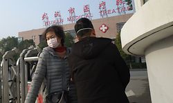 Eine Frau verlässt das Wuhan Medical Treatment Centre in China, wo ein Mann, der an dem neuartigen Virus erkrankt war, starb.