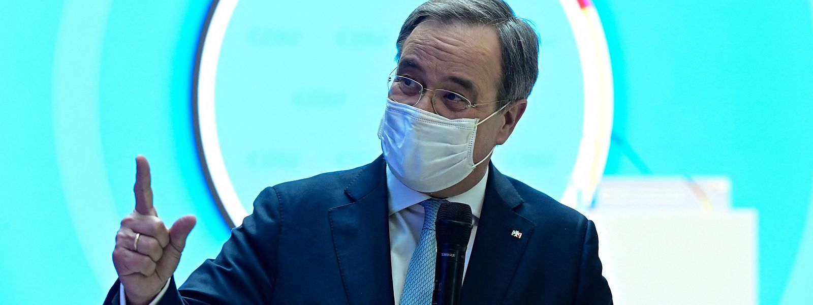 Der nordrhein-westfällische Ministerpräsident und CDU-Parteichef Armin Laschet fordert einen harten "Brückenlockdown" und erntet dafür heftige Kritik.