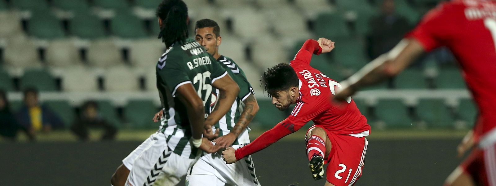 Pizzi (21) abriu a vitória dos encarnados em Setúbal