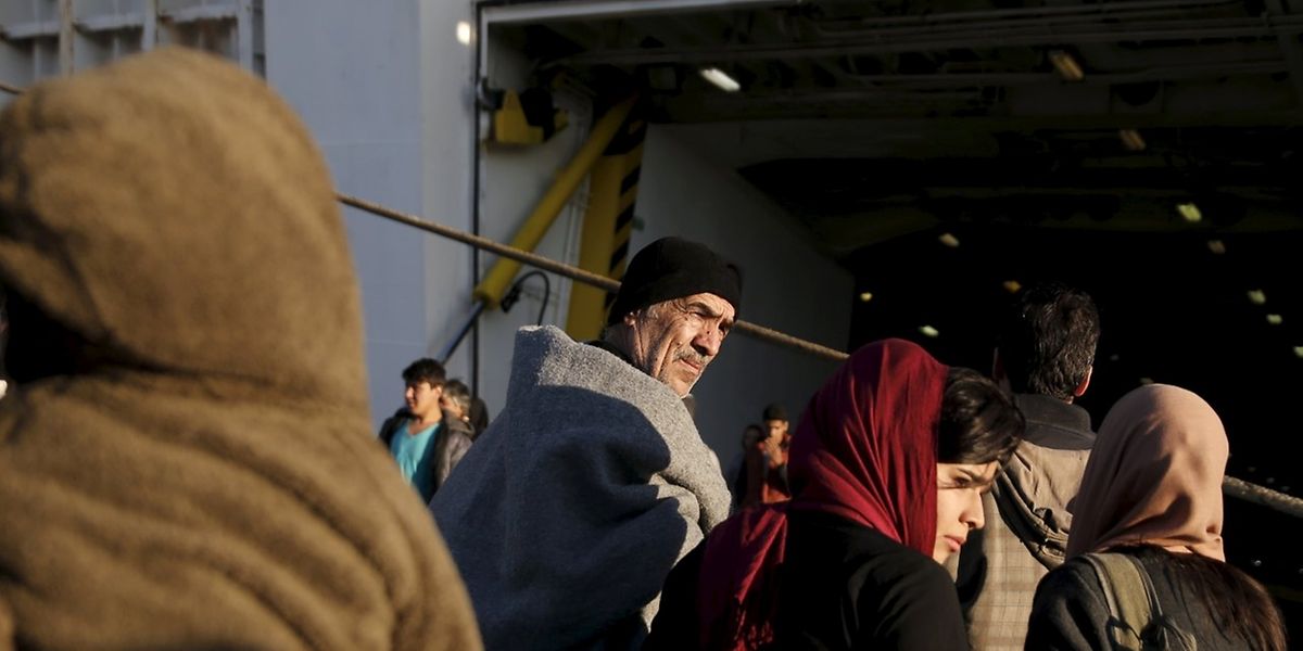 Flüchtlinge verlassen die Insel Lesbos mit einer Fähre. 