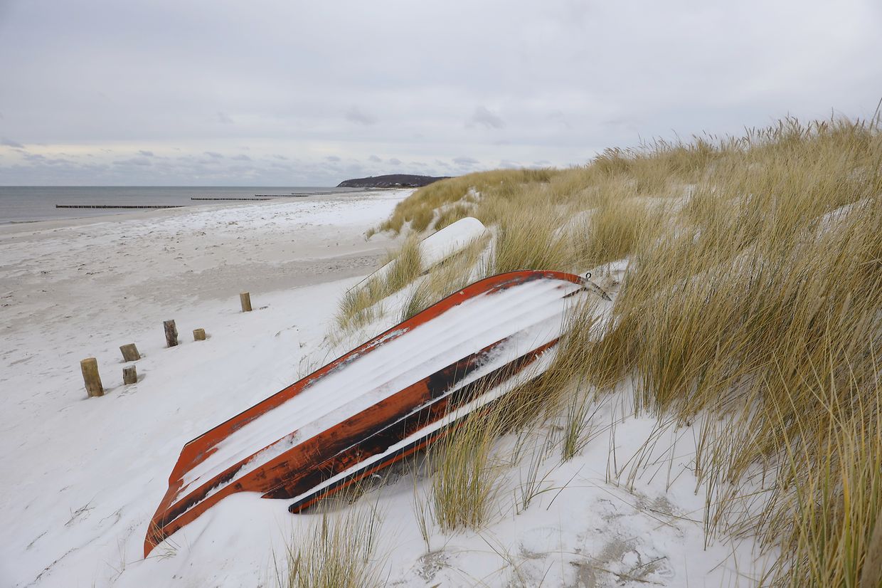 Das Winterwetter hat den Norden und die Mitte Deutschlands fest im Griff. Schnee und Eis sorgen für massive Verkehrsprobleme, manche haben aber auch ihren Spaß daran.