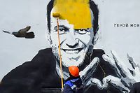 (FILES) In this file photo taken on April 28, 2021 a worker paints over graffiti of jailed Kremlin critic Alexei Navalny in Saint Petersburg. - The European Parliament on October 20, 2021 awarded the Sakharov Prize for human rights to jailed Russian opposition figure Alexei Navalny, who last year survived a poisoning attack he blames on the Kremlin, sources said. In a tweet, the parliament's right-of-centre EPP group announced the prize and called on Russian President Vladimir Putin "to free Alexei Navalny. Europe calls for his -- and all other political prisoners' -- freedom." (Photo by Olga MALTSEVA / AFP)