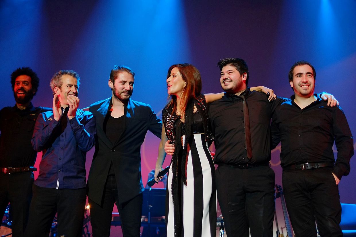 Ana Moura com os músicos no final do espectáculo 