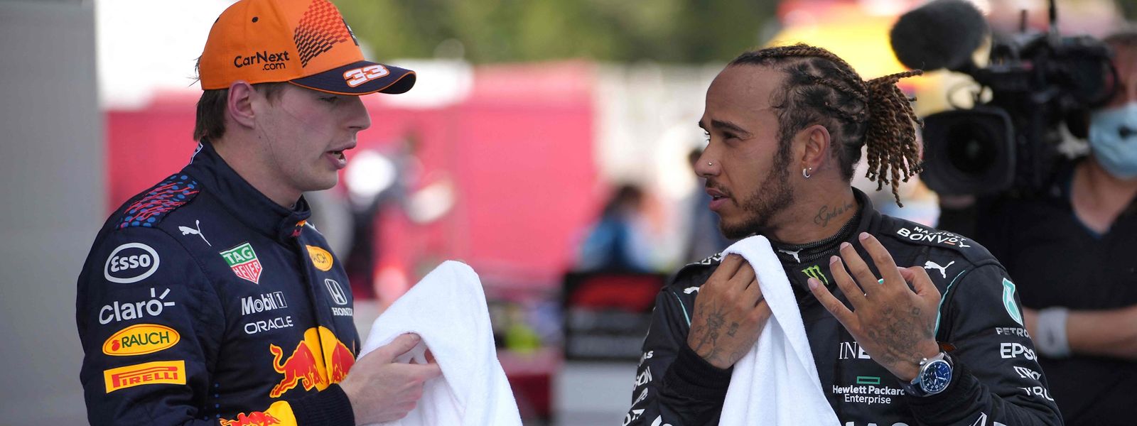 Rivalen im Gespräch: Lewis Hamilton und Max Verstappen (l.).