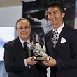 Cristiano Ronaldo recebeu das mãos de Florentino Perez, presidente do Real Madrid, o troféu de melhor marcador da história do clube