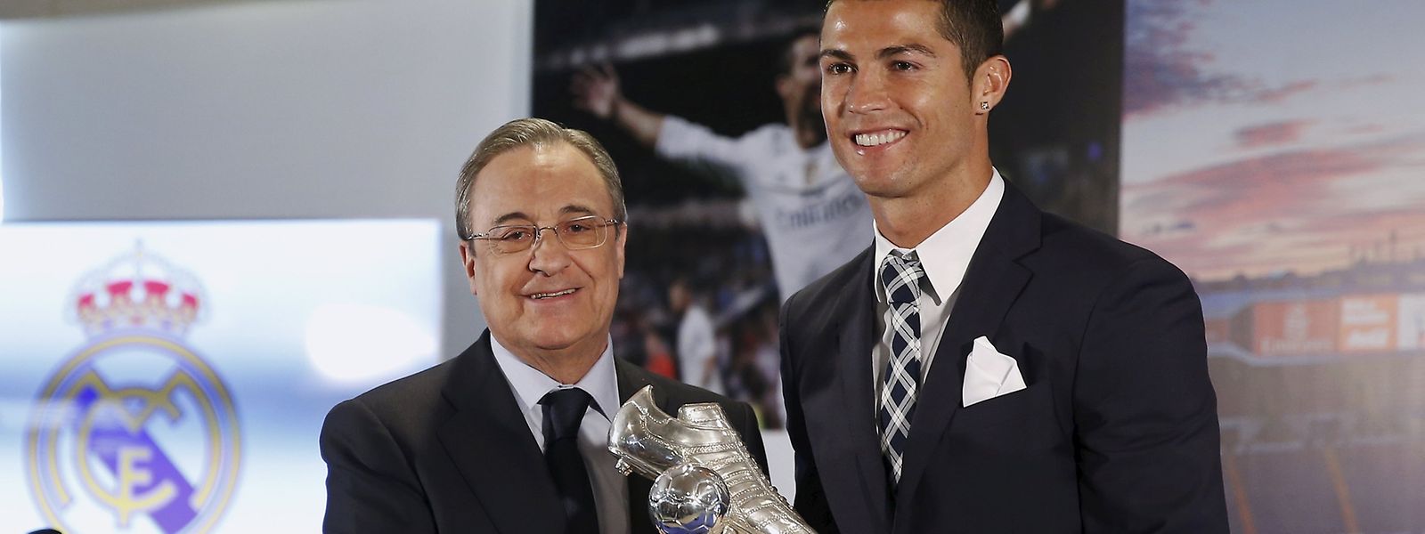 Cristiano Ronaldo recebeu das mãos de Florentino Perez, presidente do Real Madrid, o troféu de melhor marcador da história do clube