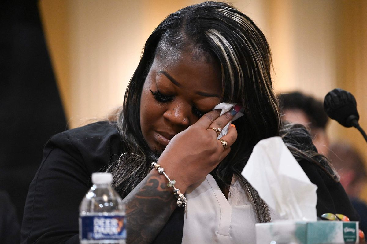 Shaye Moss, agente électorale d'Atlanta qui a participé au dépouillement, a fondu en larmes lors de l'audition, au moment de rappeler les accusations publiques dont elle a été victime de la part de Donald Trump.