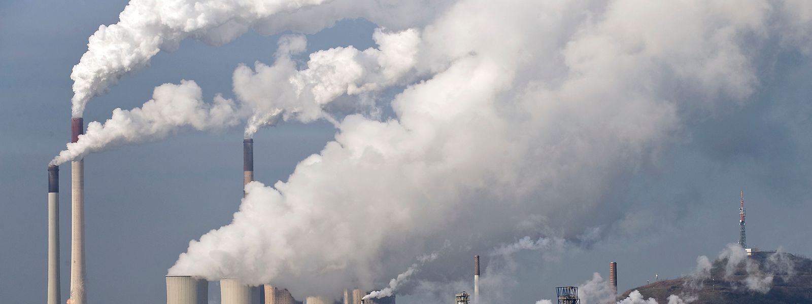 Energieerzeuger, Stahlbranche und Zementhersteller zahlen schon für Kohlendioxid-Emissionen – eine allgemeine CO2-Abgabe würde auch den  Bürger direkt treffen.