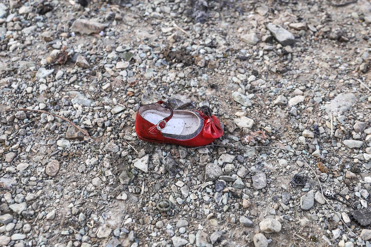 Ein Schuh eines Kindes liegt an der Absturzstelle des ukrainischen Passagierjets. 176 Menschen kamen bei dem Unglück in der Nähe von Teheran ums Leben.