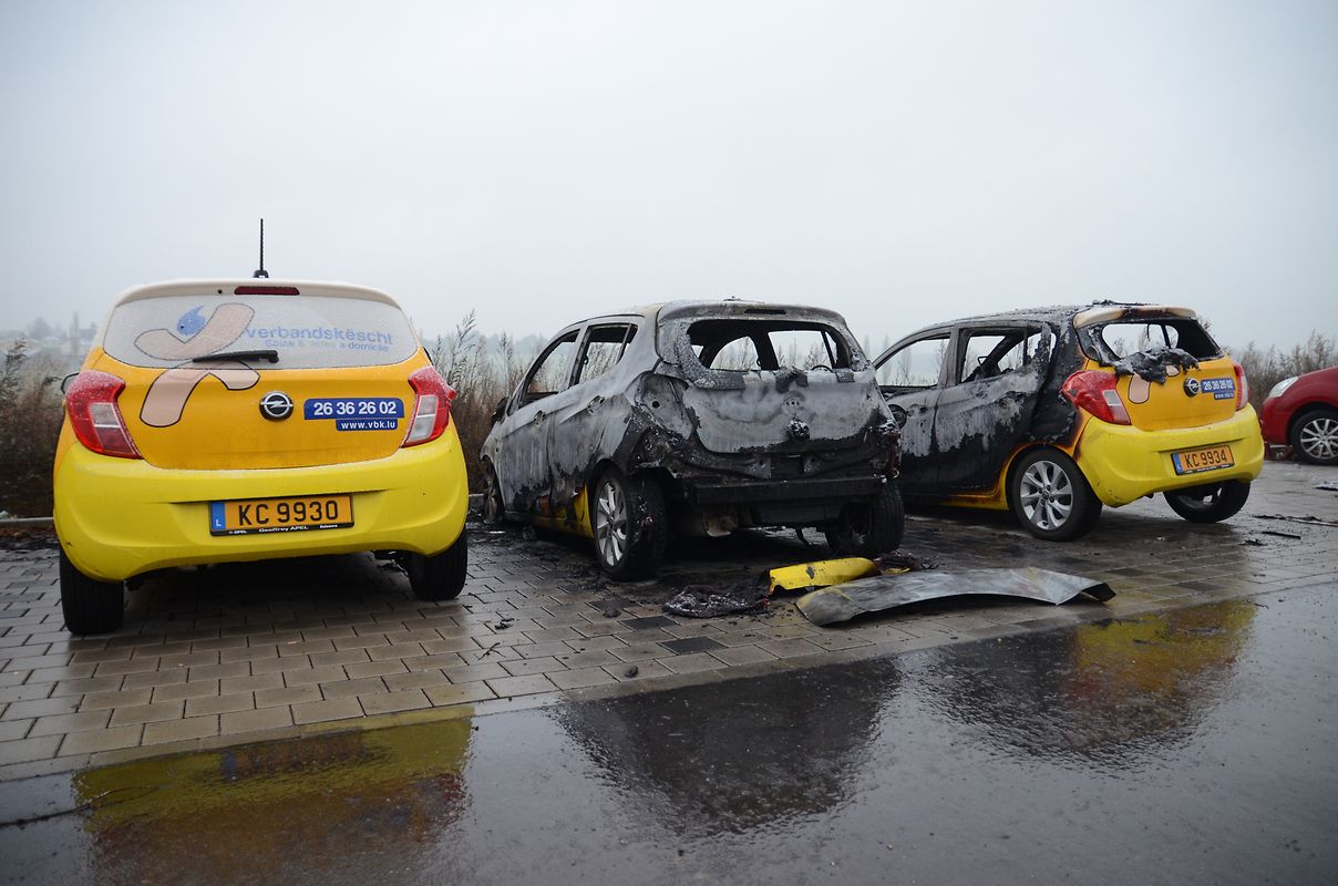 Zwei Autos brannten vollständig aus, zwei weitere wurden schwer beschädigt und sind als Totalschaden anzusehen.