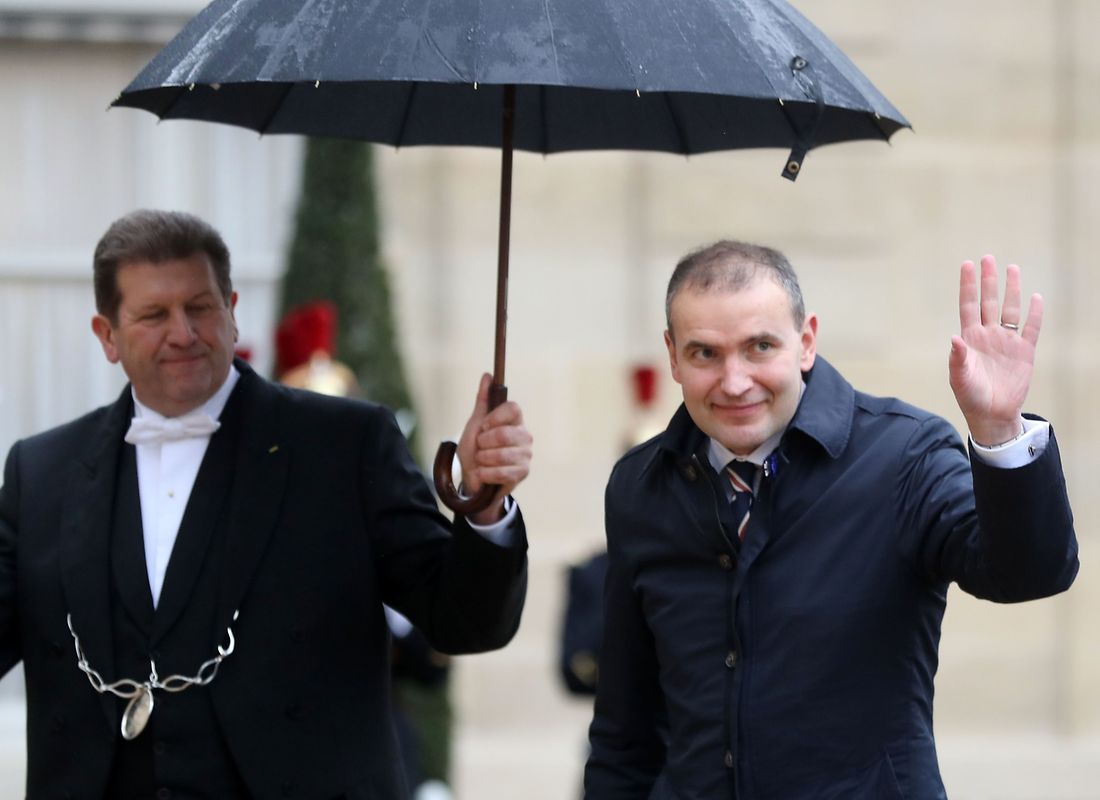 Iceland's President Gudni Johannesson waves as he arrives at the Elysee Palace in Paris on November 11, 2018 ahead of the start of commemorations marking the 100th anniversary of the 11 November 1918 armistice, ending World War I. (Photo by Jacques Demarthon / AFP)
