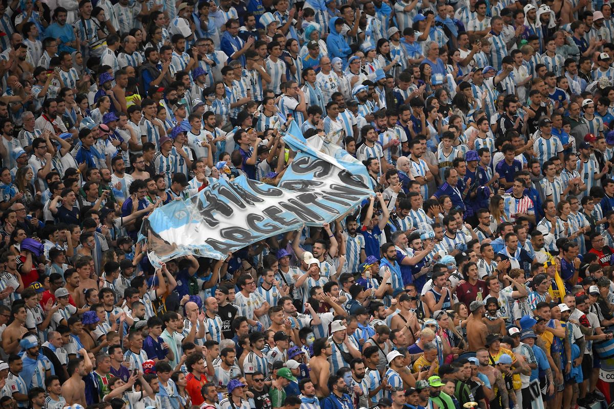 Die argentinischen Fans im Lusail-Stadion feiern ihre Mannschaft.