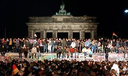 PHOENIX MOSKAU, MYTHEN, MAUERFALL, "Wie der Kreml um die deutsche Einheit rang", am Montag (09.11.09) um 20:30 Uhr.Die Dokumentation beschreibt die Rolle der sowjetischen Führung im Zustandekommen der Wiedervereinigung, zeigt das Ringen und die atemberaubenden Positionswechsel des Kremls.Welche Auswirkungen hatte die Politik von Perestroika und Glasnost auf die DDR? Wollte Gorbatschow wirklich die Einheit, wie im Nachhinein behauptet wird?© PHOENIX/WDR/dpa, honorarfrei - Verwendung gemäß der AGB im engen inhaltlichen, redaktionellem Zusammenhang mit genannter PHOENIX-Sendung bei Nennung "Bild: PHOENIX/WDR/dpa" (S3). PHOENIX-Kommunikation, Tel: 0228/9584-196, Fax: -199, presse@phoenix.de