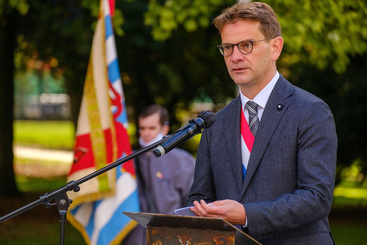 Vereine und Gemeinderat bei der Kranzniederlegung am Monument au Morts. Gedenken der Opfer des 2. Weltkriegs in Bettemburg.