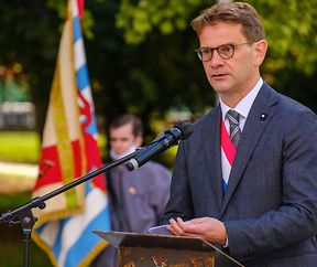 Vereine und Gemeinderat bei der Kranzniederlegung am Monument au Morts. Gedenken der Opfer des 2. Weltkriegs in Bettemburg.