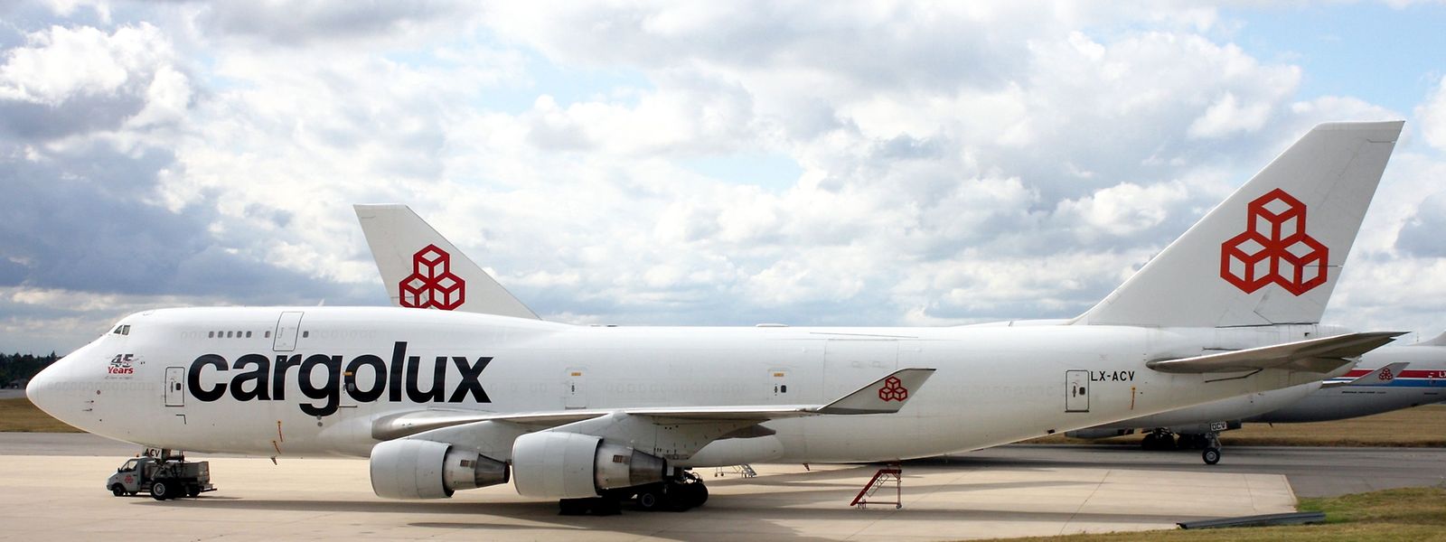 Ohne großes Aufsehen werden zurzeit die Flugzeuge der Cargolux mit einem Jubiläums-Sticker versehen.