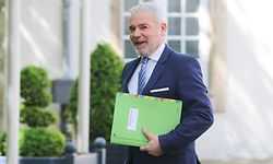 Politik, Covid-19, Dan Kersch und Fränz Bausch auf dem Weg zum Pressebriefing, Foto: Guy Wolff/Luxemburger Wort