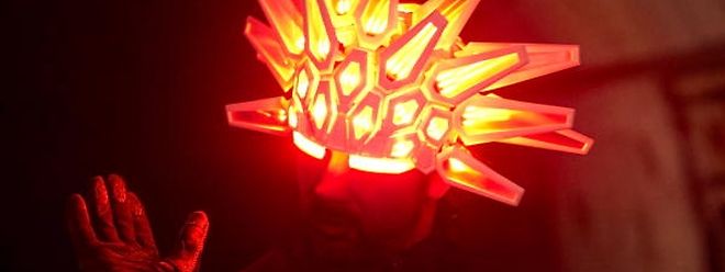 Tuning für den Kopfschmuck: Jay Kay von Jamiroquai setzt optisch auf  einen leuchtenden Hingucker.