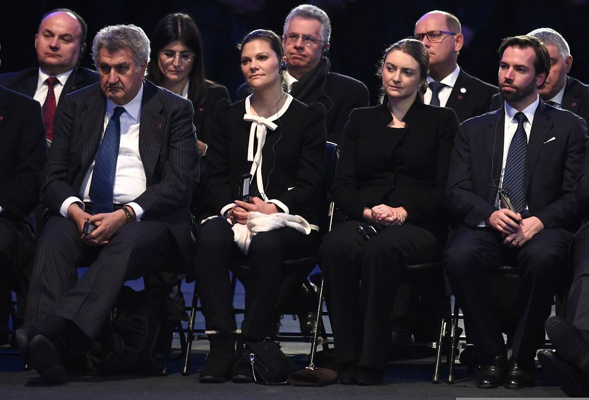 Sie nahm neben Stéphanie und Guillaume Platz.