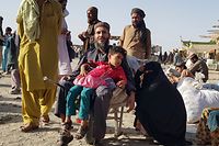 Afghanische Flüchtende warten auf die Öffnung eines Grenzübergangs zu Pakistan nach dem Vormarsch der Taliban.